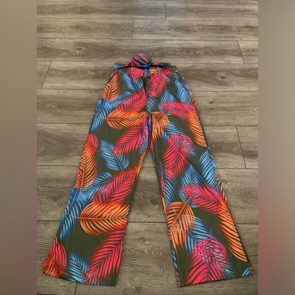 Floral pants perfect to take to a tropical vacation - Picture 2 of 4